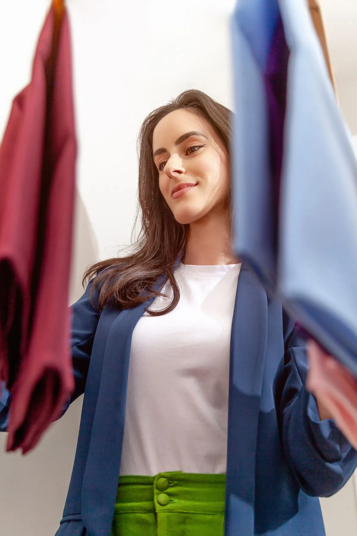 Consultora entre tecidos coloridos usados no teste de coloração